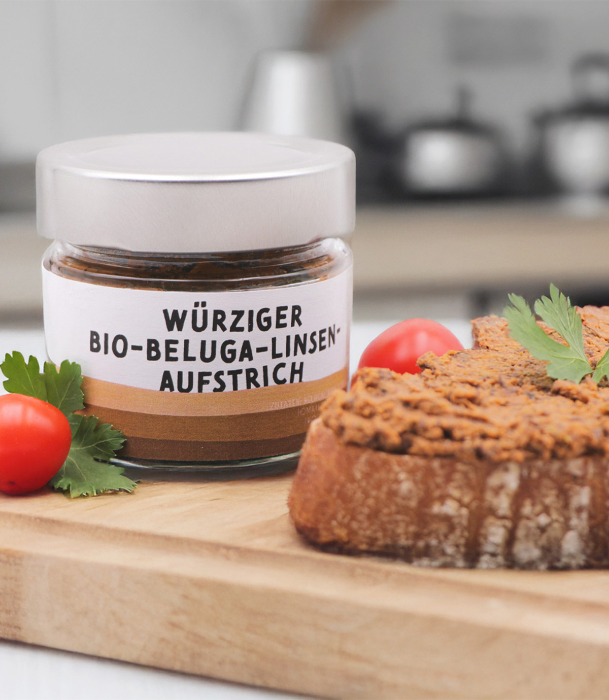 Würziger Belugalinsen Aufstrich auf dem Brot vom Biohof Zetner